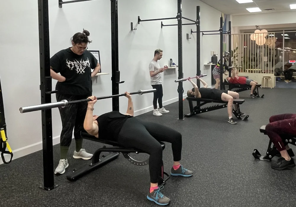 Group class doing bench press